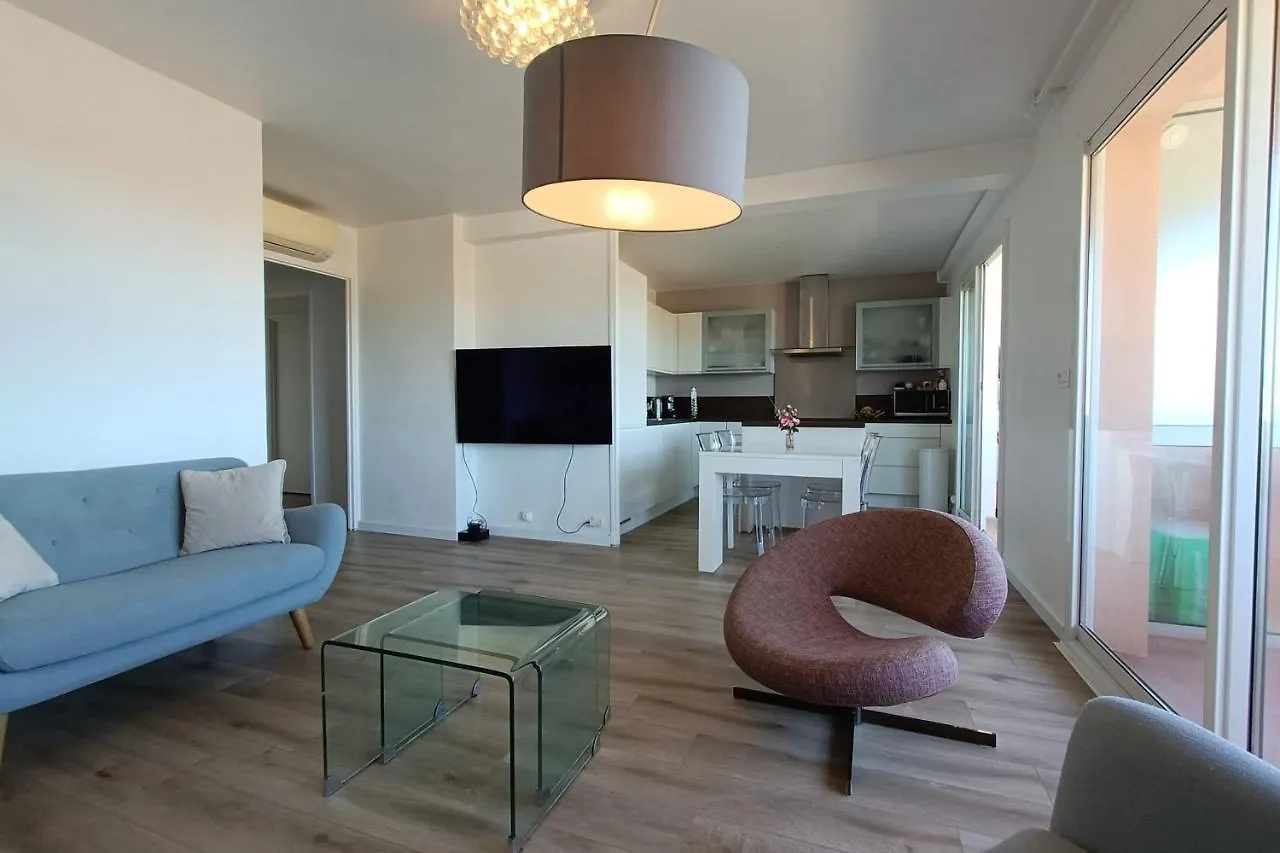 아파트 Spacious And Bright Cocoon Near The Sea 방돌