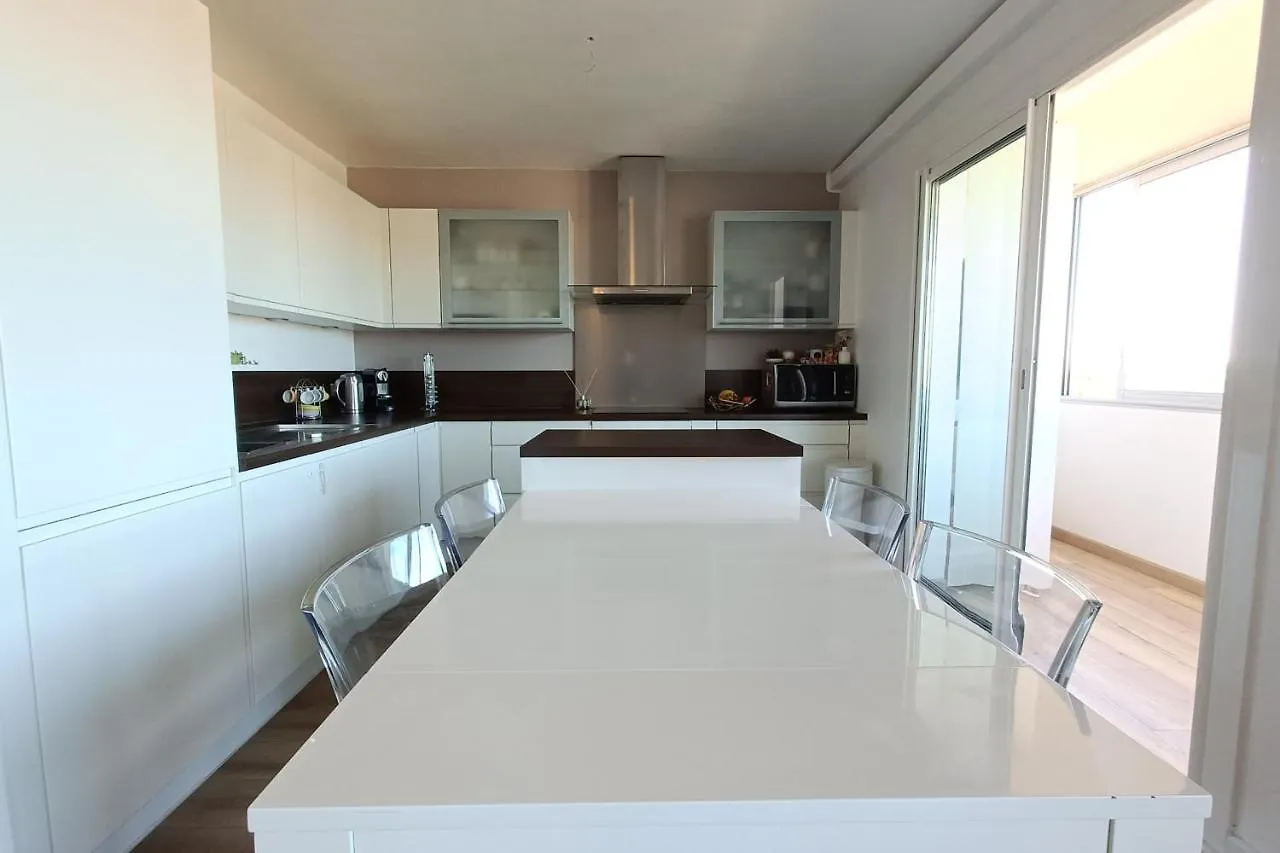 Spacious And Bright Cocoon Near The Sea 방돌 아파트