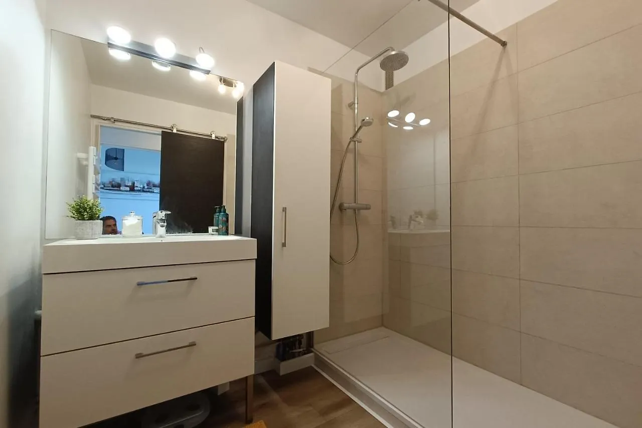 Spacious And Bright Cocoon Near The Sea 방돌 아파트